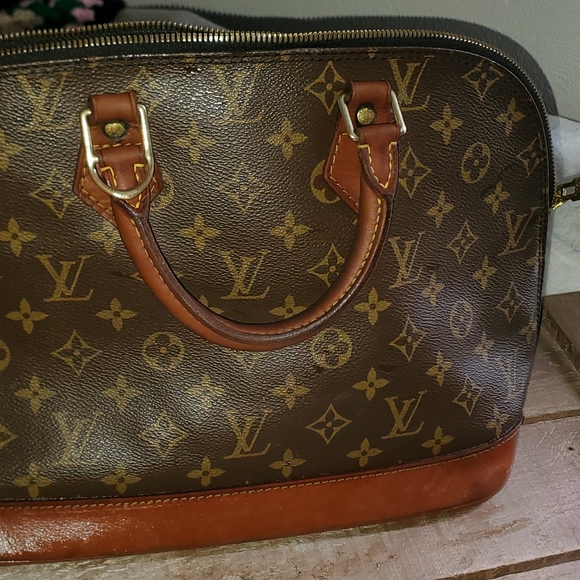 Auction Handbags - Auction Purchase I don't know if authentic!